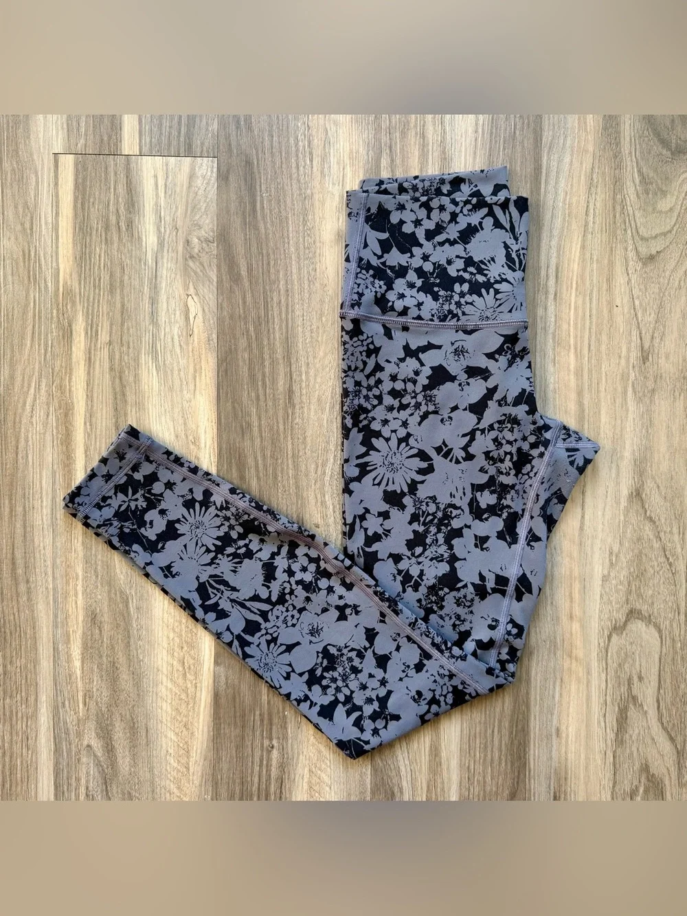 Lululemon Black & Gray Floral Leggings Size 8 - Picture 6 of 6